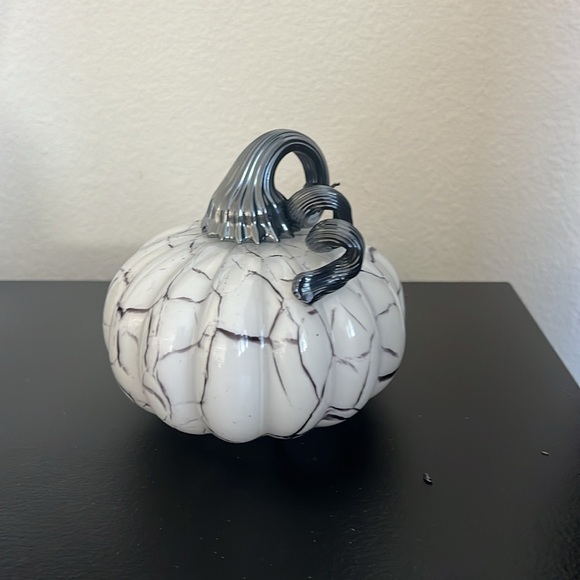 Christian Siriano White and Black Glass Pumpkin Decoration - New with Tags - Picture 3 of 3